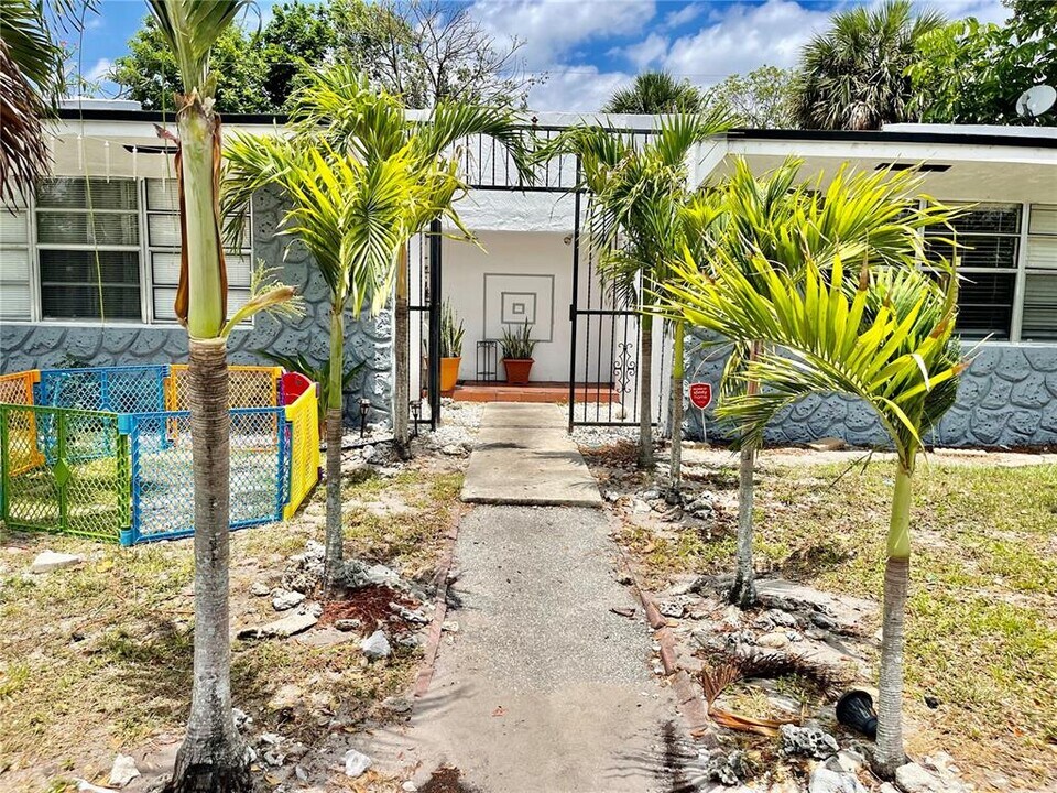 2621 Riverland Dr, Unit A in Fort Lauderdale, FL - Foto de edificio