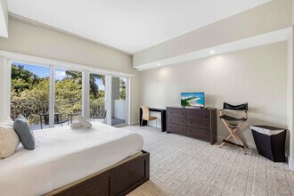 5300 NW 87th Ave in Doral, FL - Foto de edificio - Building Photo