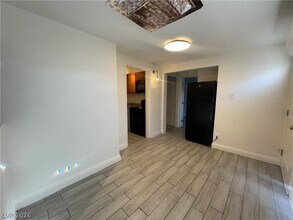 405 S 15th St, Unit B in Las Vegas, NV - Foto de edificio - Building Photo