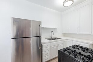Gailmore Apartments in Los Angeles, CA - Building Photo
