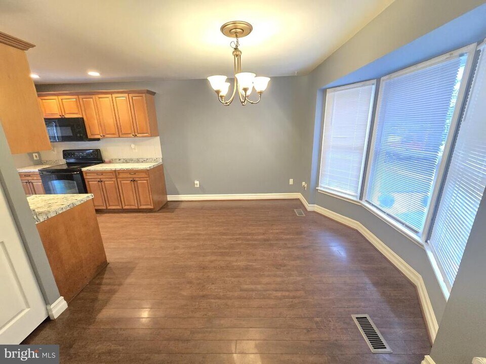 7655 Sherlock Ct in Pasadena, MD - Building Photo