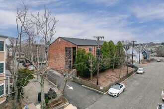 10 Roberts St in Somerville, MA - Building Photo - Building Photo