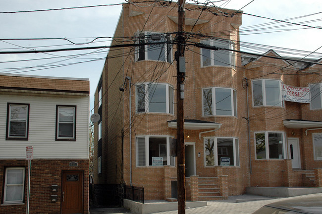 100 Leonard St in Jersey City, NJ - Foto de edificio - Building Photo