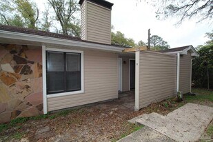 6354 W Fairfield Dr in Pensacola, FL - Building Photo