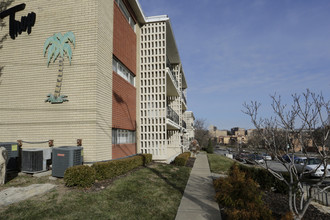 Tropicana Apartments in Kansas City, MO - Foto de edificio - Building Photo