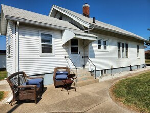 2213 N Roosevelt Ave in Burlington, IA - Building Photo - Building Photo