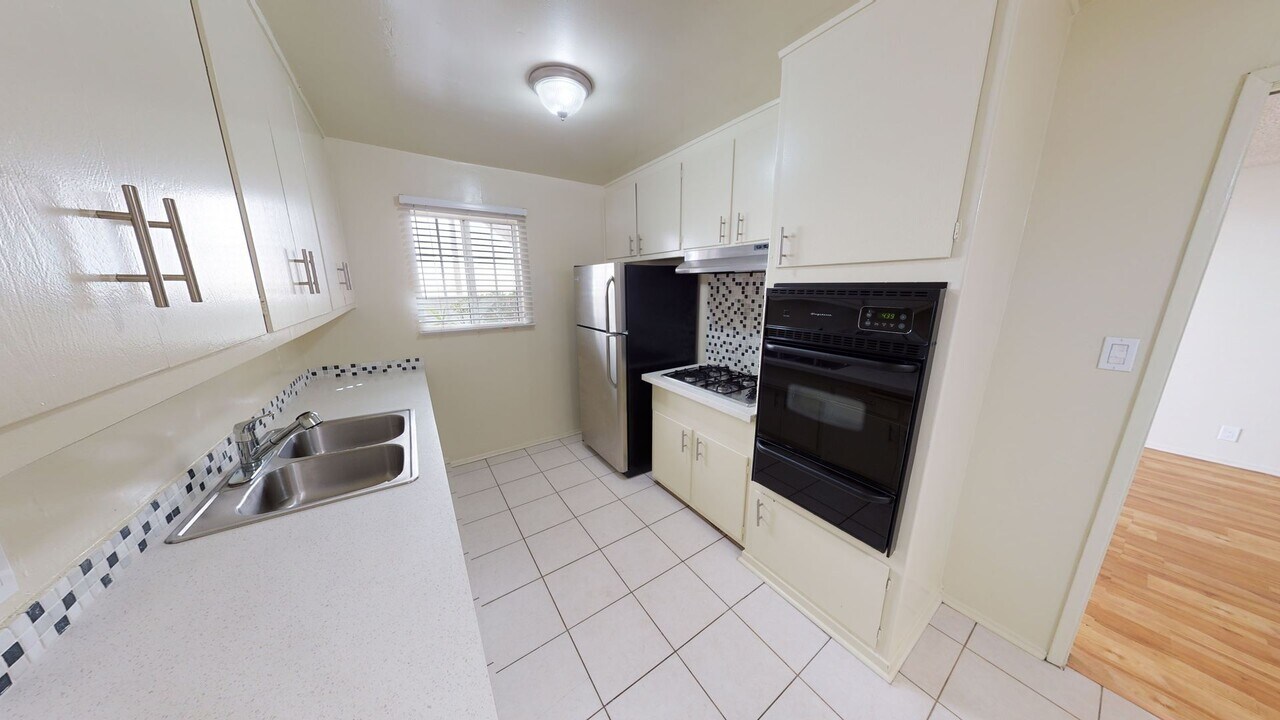 FREE RENT! STUNNING SINGLE - LOS ANGELES! in Los Angeles, CA - Building Photo