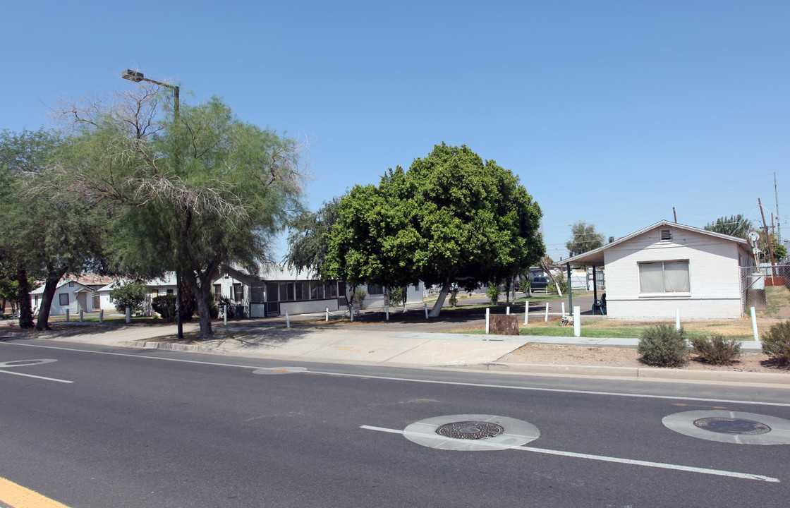 2532 E Washington St in Phoenix, AZ - Foto de edificio