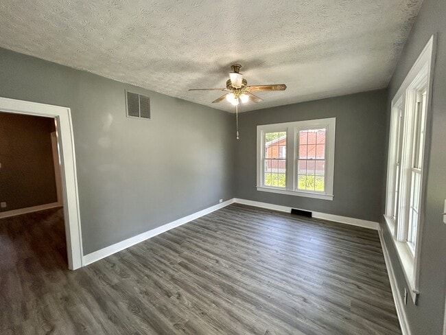 495 Jamestown St in Russell Springs, KY - Building Photo - Building Photo