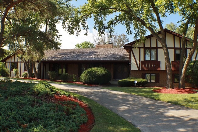 44 Kingston Dr in Oak Brook, IL - Building Photo - Building Photo