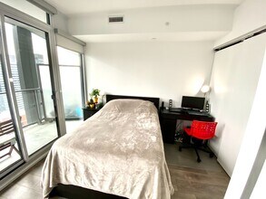 125-2125 Peter St in Toronto, ON - Building Photo - Building Photo