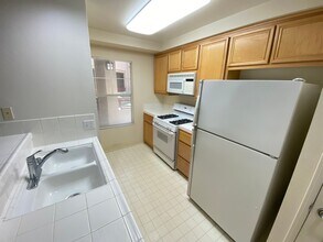 240 Caldecott Ln in Oakland, CA - Building Photo - Building Photo