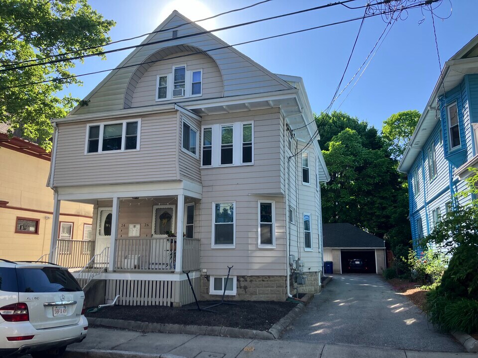 24 Burnham St, Unit 2 in Somerville, MA - Building Photo