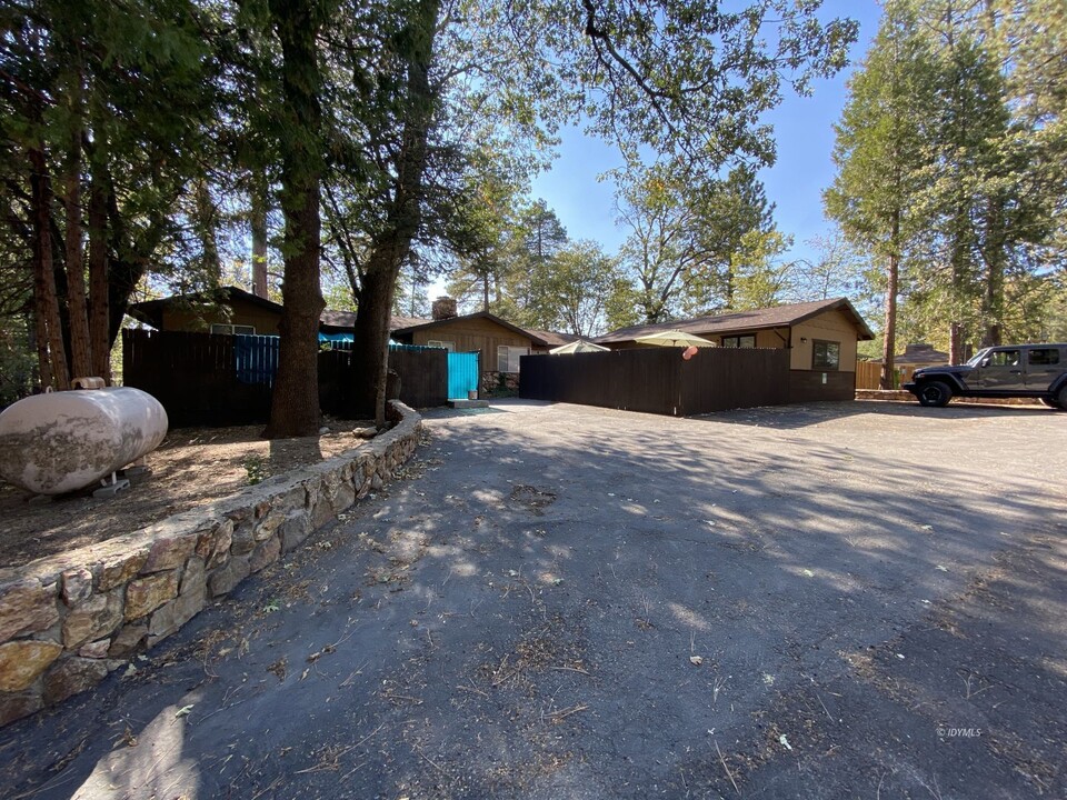 26785 Cedar St in Idyllwild, CA - Foto de edificio