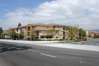 Vintage Paseo Senior Apartments in Simi Valley, CA - Foto de edificio - Building Photo