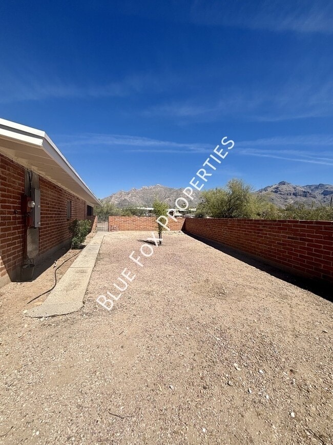 900 E Vía Lucitas in Tucson, AZ - Building Photo - Building Photo
