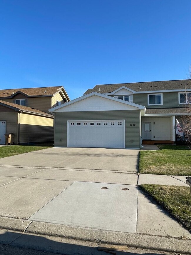 1702 23rd Ave NW in Minot, ND - Building Photo - Building Photo