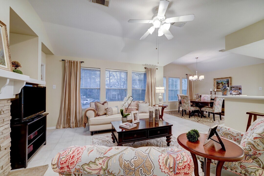 10 Stone Creek Pl in Spring, TX - Building Photo