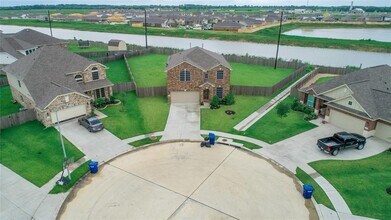 231 San Jacinto Dr in Baytown, TX - Foto de edificio - Building Photo