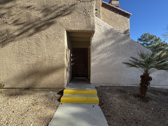 9325 W Desert Inn Rd in Las Vegas, NV - Building Photo - Building Photo