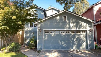 2611 Parkwood Village Ln in Central Point, OR - Building Photo