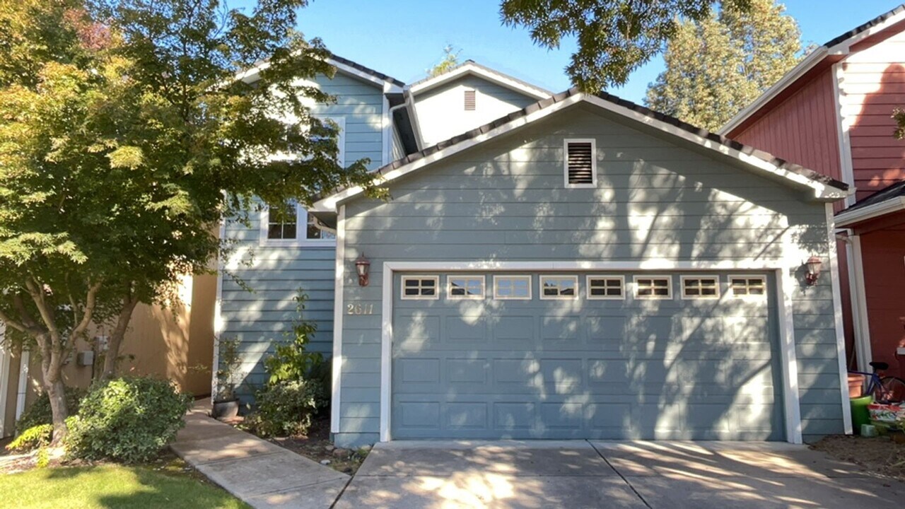2611 Parkwood Village Ln in Central Point, OR - Building Photo