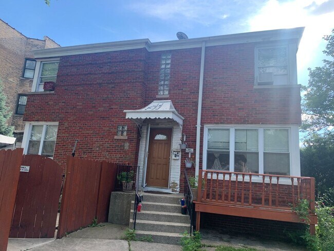 property at 6154 N Rockwell St