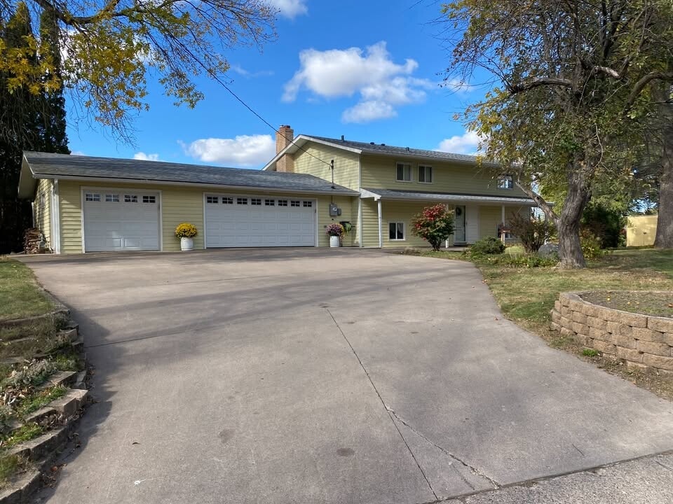 1628 McKusick Ln in Stillwater, MN - Foto de edificio