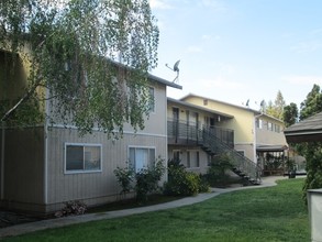 Oak Tree Apartments in Visalia, CA - Foto de edificio - Building Photo