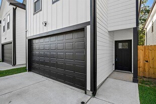 1071 St Clair St in Houston, TX - Building Photo