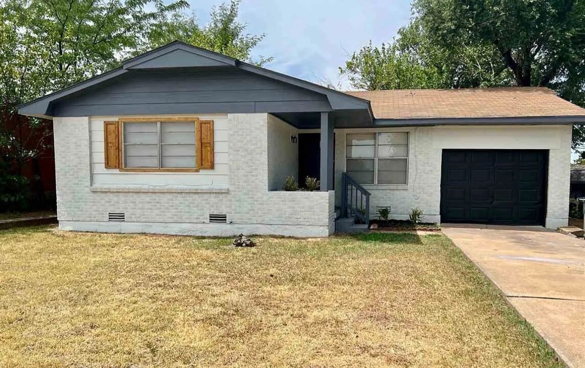 2328 NW 46th St in Lawton, OK - Building Photo