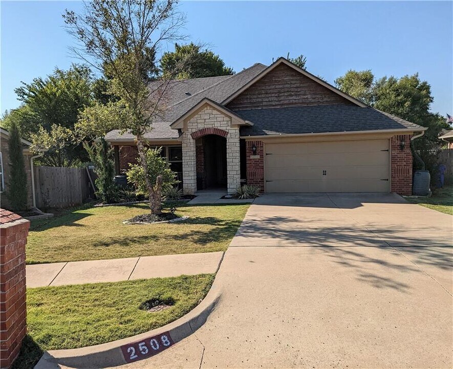 2508 Black Oaks Cir in Norman, OK - Foto de edificio