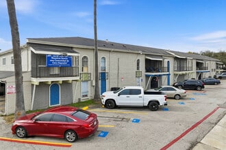 Parkgreen on Gessner in Houston, TX - Building Photo - Building Photo