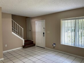 6902 San Mateo Ct in Tampa, FL - Foto de edificio - Building Photo