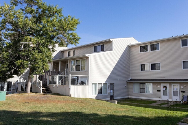 Clareview Court in Edmonton, AB - Building Photo - Building Photo