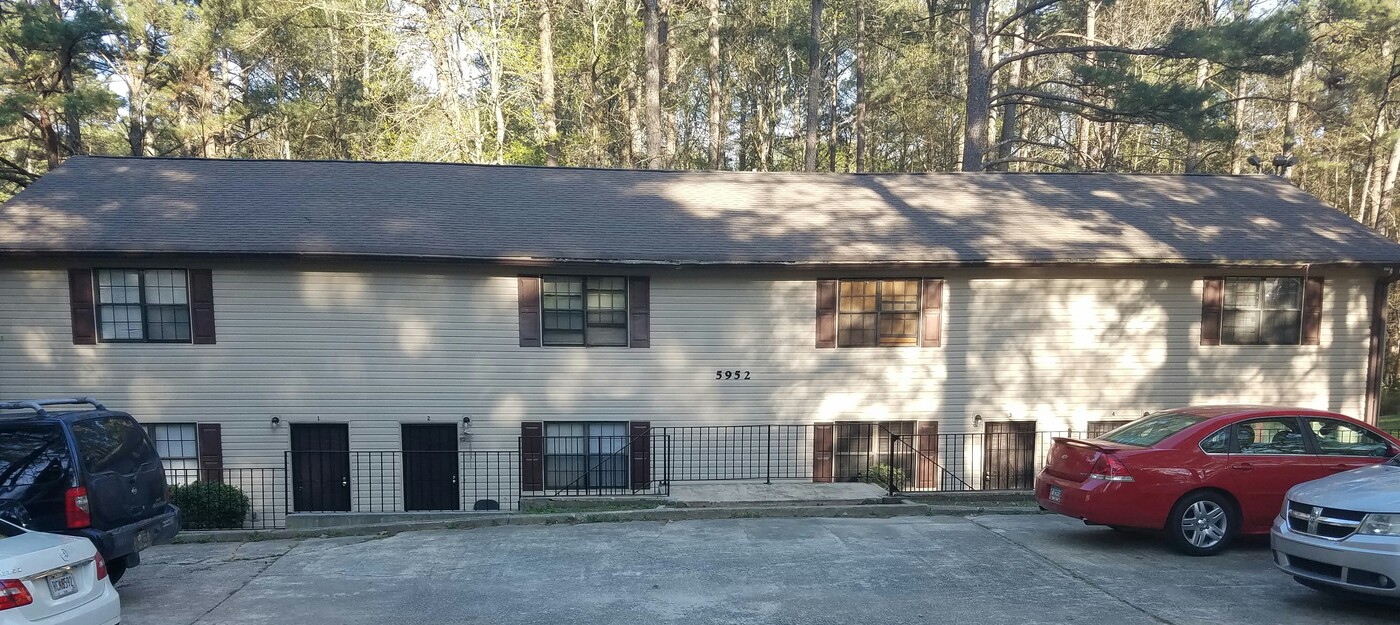 5952 Stonewall Dr in Union City, GA - Building Photo