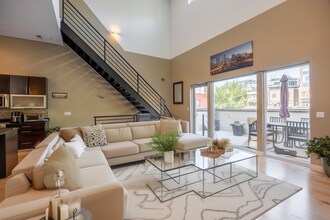 1002 W Lake St, Unit 2 in Chicago, IL - Foto de edificio - Building Photo