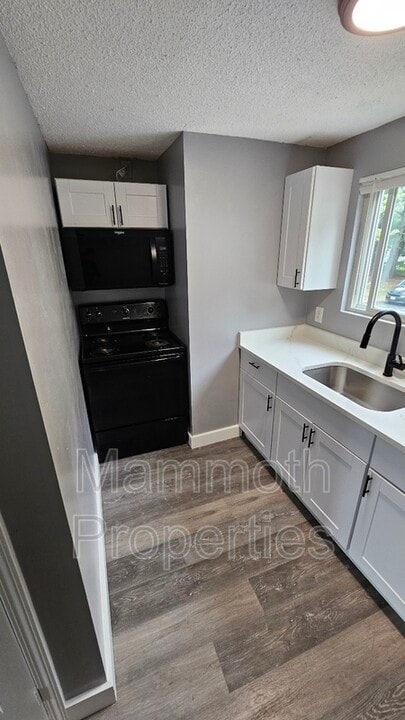 671 Corning Rd in Manchester, NH - Building Photo