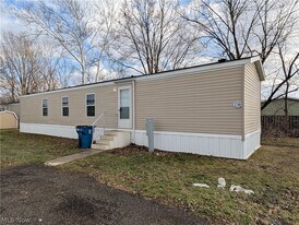 230 Cedar Brook Dr in Elyria, OH - Building Photo