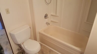 102 Helms Cir in Burnet, TX - Foto de edificio - Building Photo