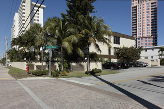 Cortleigh Apartments in Fort Lauderdale, FL - Building Photo - Building Photo