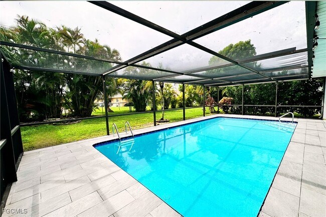 528 SE 32nd Terrace in Cape Coral, FL - Building Photo - Building Photo