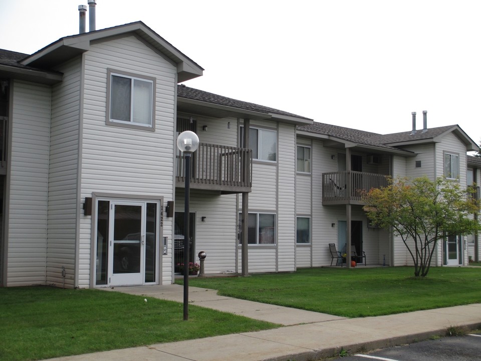 Maplewood Square Apartments in Greenville, MI - Building Photo