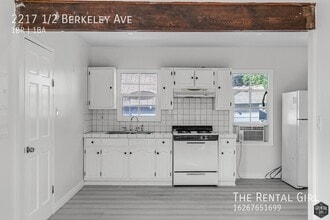 2217 Berkeley Ave in Los Angeles, CA - Building Photo - Building Photo