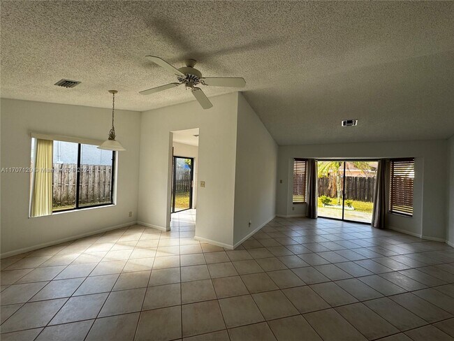 3247 NW 102nd Terrace in Sunrise, FL - Building Photo - Building Photo