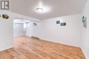 332 Scottsdale Dr in Guelph, ON - Building Photo