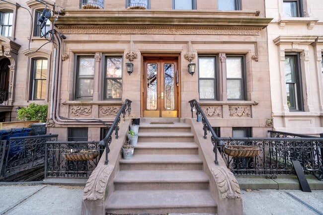 property at 253 8th St