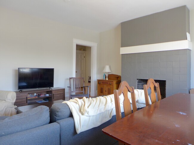 1705 Massachusetts Ave, Unit a in Cambridge, MA - Foto de edificio - Building Photo