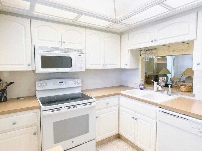 10350 Imperial Point Dr W in Largo, FL - Building Photo - Building Photo