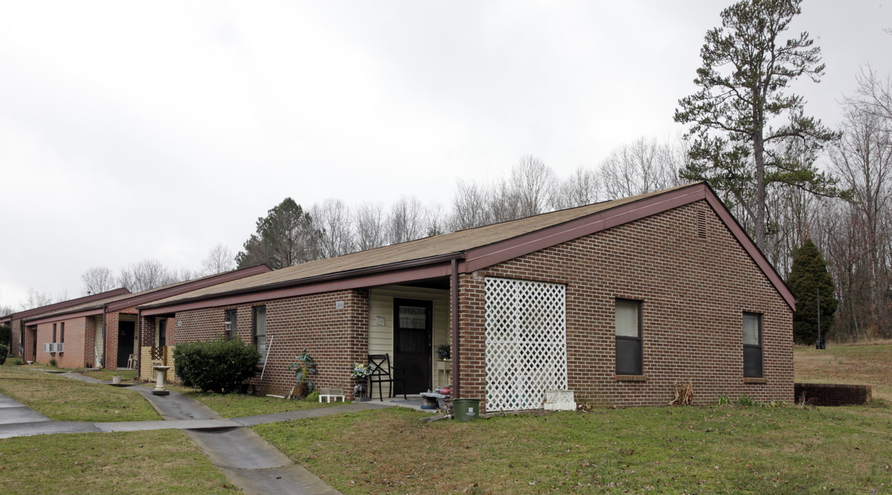 Lee Manor in Athens, TN - Building Photo